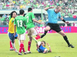 EQUIPO SIN MAGIA. El árbitro canadiense Silviu Petrescu salta sobre el brasileño Neymar, tras una falta de Severo Meza, del Tri. EFE  /