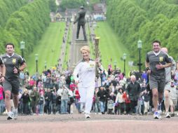 ORGULLOSA. Geraldine McCann, trota con el fuego olímpico dirigiéndose hacia las Torres del Parlamento. REUTERS  /