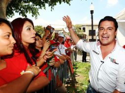 Aristóteles realizó un recorrido por la colonia Echeverría, donde algunas mujeres le pidieron mayor seguridad. ARCHIVO  /