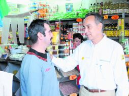Fernando Garza recorrió las calles de la Colonia Belisario Domínguez, en donde escuchó las demandas de vecinos y comerciantes.ESPECIAL  /
