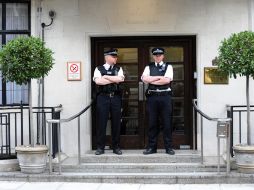 Policías vigilan el hospital londinense King Edward VII, donde se encuentra el duque de Edimburgo. AP  /