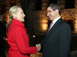 El ministro turco, Ahmet Davutoglu y la secretaria de estado, Hillary Clinton, antes de la conferencia  Consultas sobre Siria. EFE  /