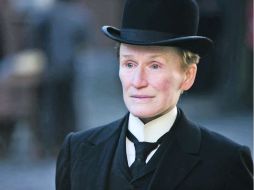 Glenn Close interpreta a una mujer que tiene que vivir como un hombre para salir adelante. ESPECIAL  /
