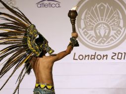 Un bailarín con atuendo de la cultura maya en la ceremonia de presentación del vestuario que portarán los atletas mexicanos. EFE  /