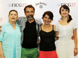 La cinta es ópera prima de Kenya Márquez. En la imagen, la directora y parte del elenco.  /