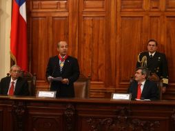 El presidente Felipe Calderón es condecorado en el Congreso de Chile. EL UNIVERSAL  /