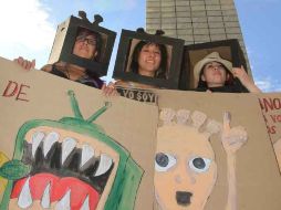 Integrantes de #YoSoy132 exigen información en los medios de comunicación sin sesgos hacia un candidato o partido. ARCHIVO  /