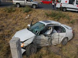 El auto Honda Civic en el que viajaban quedó destruido.  /
