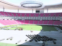 El pasto artificial del Estadio Omnilife se desmantela para dar paso a la instalación de pasto natural. ESPECIAL  /