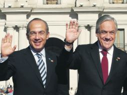ALIADOS. Felipe Calderón fue recibido por su par chileno, Sebastián Piñera, en el Palacio de la Moneda. REUTERS  /