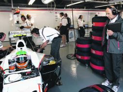 Sergio Pérez aguarda en los pits del circuito Gilles Villeneuve, previo a la primera práctica el año pasado. SAUBER MOTORSPORT  /