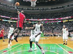 INCONTENIBLE. LeBron James sacó la cara por su equipo, el Heat de Miami, y tomó el rol del líder. AP  /