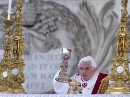 Benedicto XVI participa en la celebración de la festividad del Corpus Christi en la basílica romana de San Juan de Letrán. EFE  /