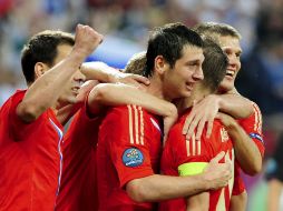 El jugador ruso Alan Dzagoev (c) celebra con sus compañeros el primero de sus goles ante la República Checa. EFE  /