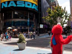 Las fuentes del banco dijeron a ese canal que el mercado Nasdaq debía haber paralizado la cotización de Facebook. AFP  /