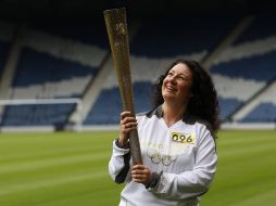 Karen Woodrow, porta la antorcha dentro del estadio de Hampden Park en Glasgow. REUTERS  /