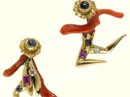 Unos gemelos de oro que pertenecían a la desaparecida estrella de Hollywood Gene Kelly. EFE  /