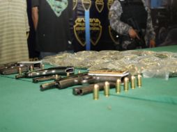 Material incautado a los detenidos, que privaban de la libertad a 14 personas en una finca de Ahuisculco, municipio de Tala. ESPECIAL  /