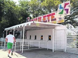 Los sellos de clausura mantienen cerrado al público el parque con más de cinco décadas de historia.  /