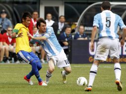 El brasileño Neymar y el argentino Messi disputan un balón durante el partido de ayer. AFP  /