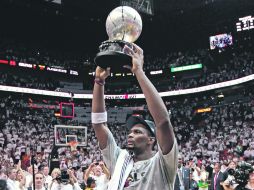 Chris Bosh levanta el trofeo que acredita a Miami Heat como campeón de su Conferencia al finalizar el séptimo partido.AP  /