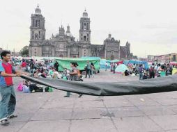 Profesores que permanecían en la Plaza de la Constitución, recogen sus tiendas. EL UNIVERSAL  /