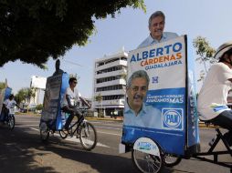 El equipo de campaña de Alberto Cárdenas, candidato a la presidencia municipal de Guadalajara, aprovechó para mostrar propaganda.  /