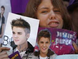 Jóvenes de todas las edades se preparan para recibir al cantante este lunes. AP  /