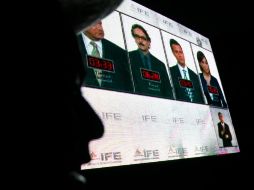 Una persona observa la transmisión del debate presidencial. AP  /