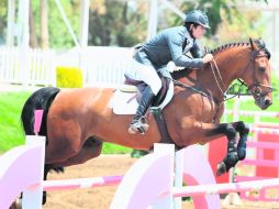 Arturo Parada a lomos de “Anatoll” triunfó en la prueba 1.40 metros, en la que fue el mejor con un tiempo de 76.87 seg. y sin faltas.  /