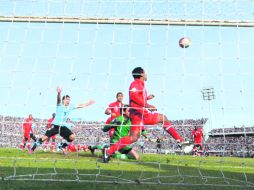 ABRE LA PUERTA. El atacante Luis Suárez (azul izq) festeja la primera anotación de Uruguay. AFP  /
