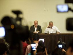 López Obrador (d) ofreció una rueda de prensa en Guadalajara en compañía de Enrique Alfaro (i), candidato a la gubernatura de Jalisco.  /