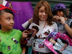 Listas para ingresar, las fans de Bieber no pierden la oportunidad de manifestar su admiración por el canadiense. AP  /