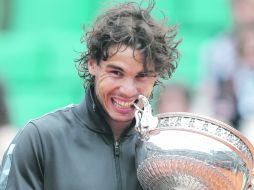 LA TRADICIONAL MORDIDA. Rafael Nadal realiza su ritual con el trofeo, tras la ceremonia de premiación. AP  /