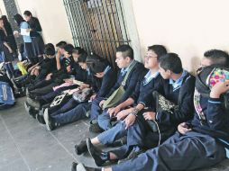 Alumnos toman clases al exterior de Palacio de Gobierno para exigir permiso para edificar aulas en su escuela. NTX  /