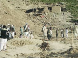 CASAS ABAJO. En la imagen, afganos se reúnen en la zona siniestrada luego del terremoto que golpeó la provincia de Baghlan. AP  /