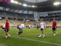 La Selección de Dinamarca cerró su preparación en el estadio de Lviv. AFP  /