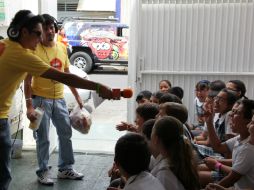 En las escuelas los chicos pueden aportar de manera voluntaria en las alcancías especiales de Nariz Roja.  /