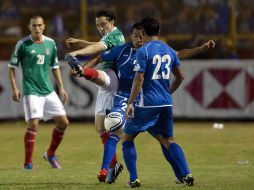 Guardado fue muy marcado por los jugadores salvadoreños en el partido. MEXSPORT  /
