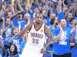 Kevin Durant se “encendió” en el último cuarto, para que su equipo tomara la ventaja en la serie. AP  /