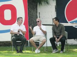 Johan Cruyff (centro) dialoga con Jorge Vergara (izq.) y con el director de desarrollo deportivo, José Luis Real.  /