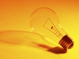 El foco incandescente, tal como lo concibió Tomás Alva Edison, vive sus últimos días en Japón. ESPECIAL  /