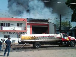 Personal de la dependencia así como de Obras Públicas del municipio realizan acciones de remoción de escombros.  /