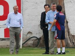 Johan Cruyff y Jorge Vergara (de pantalón beige, ambos)  prescenciaron el entrenamiento del Rebaño. MEXSPORT  /
