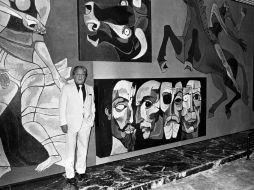 El pintor ecuatoriano Oswaldo Guayasamín posando junto a un mural de 120 metros elaborado por él. EFE  /