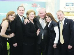 Familia. Alfonso Urrea, su esposa Marra y sus hijos.  /