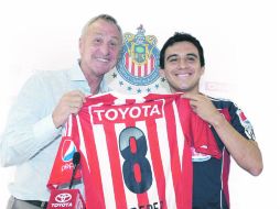 Johan Cruyff y el refuerzo Luis Pérez sonríen a las camaras, ayer durante la presentación en Verde Valle. MEXSPORT  /