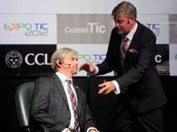 Henrik Scharfe con Geminoid-DK, que es capaz de mantener conversaciones con su ideólogo. REUTERS  /