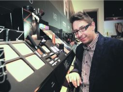 El maquillista Juan Carlos Frank da algunas pistas sobre cómo cuidar los artículos que proveen belleza a la mujer.  /