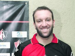 FELIZ.- Matías Vuoso fue presentado ayer como refuerzo rojinegro en el Club Atlas Colomos. MEXSPORT  /
